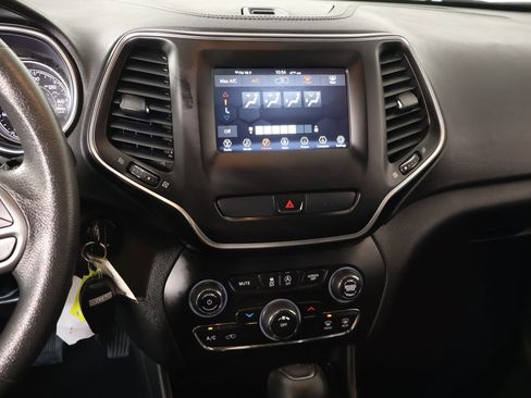 Used 2020 Jeep Cherokee Latitude FWD image 5