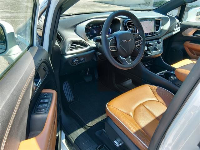 Used 2024 Chrysler Pacifica Pinnacle FWD image 7