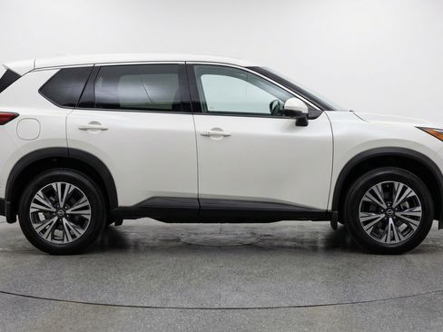 Used 2025 Nissan Rogue SV image 11