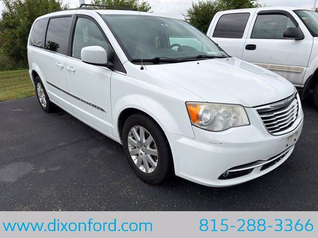 Used 2014 Chrysler Town & Country Touring FWD image 7