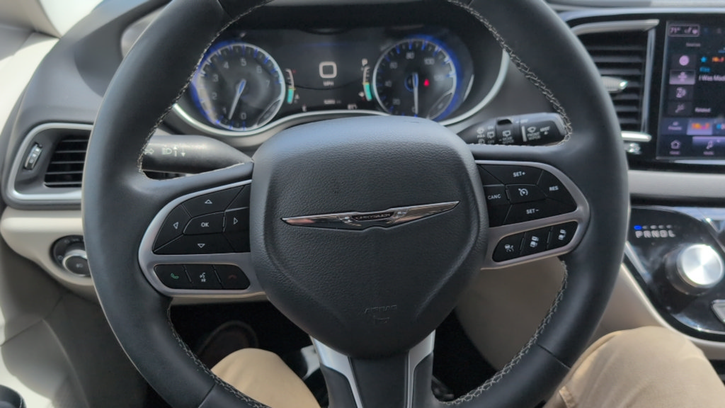Used 2024 Chrysler Pacifica Touring-L FWD image 12