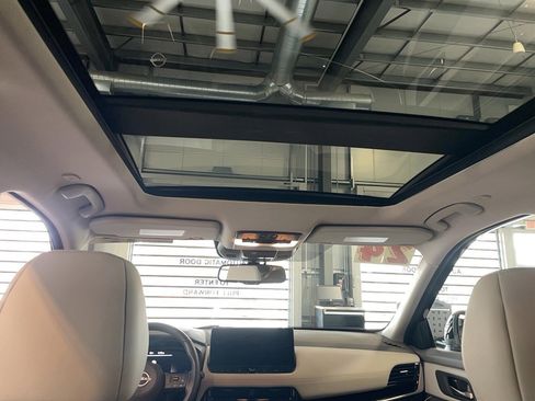 Used 2024 Nissan Rogue SL w/ SL Premium Package image 8