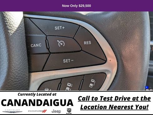 Used 2023 Chrysler Pacifica Touring-L image 15