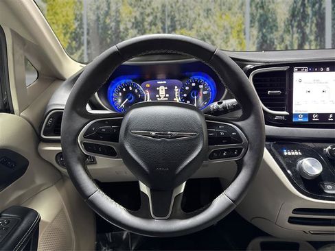 Used 2022 Chrysler Pacifica Touring-L image 18