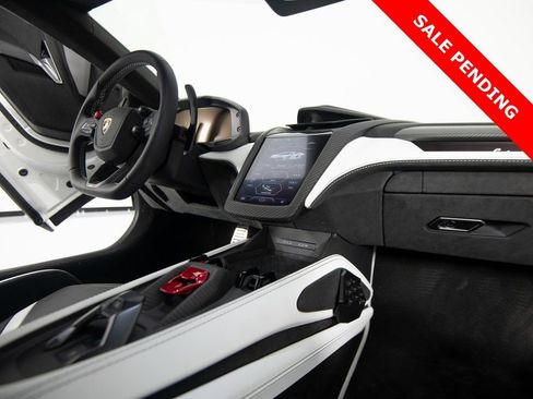 Used 2024 Lamborghini Revuelto image 34