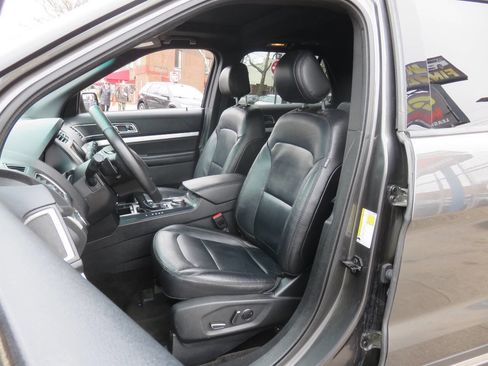 Used 2016 Ford Explorer XLT w/ Equipment Group 202A image 10