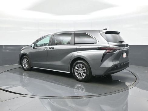 Certified 2026 Toyota Sienna LE FWD image 5