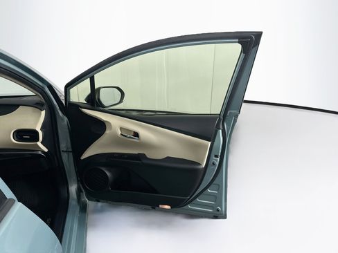Used 2021 Toyota Prius LE FWD image 31