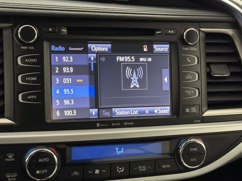 Used 2019 Toyota Highlander XLE image 18