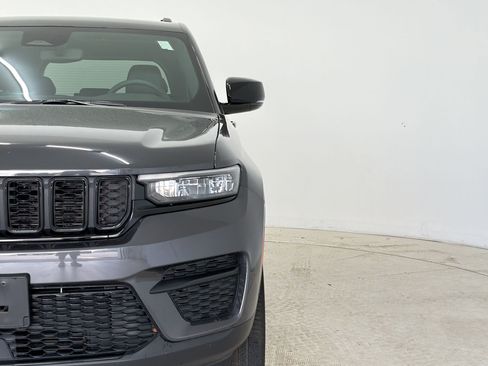 Used 2023 Jeep Grand Cherokee Altitude AWD/4WD image 11