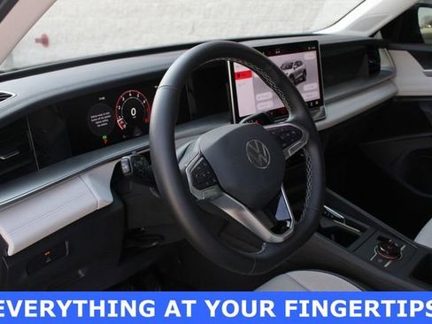 Used 2025 Volkswagen Tiguan SE FWD image 2