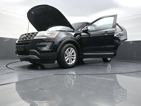 Used 2017 Ford Explorer XLT w/ Equipment Group 201A FWD image 32