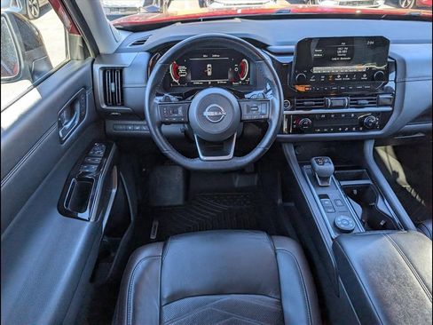 Used 2023 Nissan Pathfinder Platinum image 10