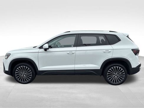 Used 2025 Volkswagen Taos SE FWD image 2