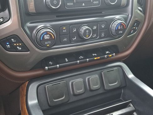 Used 2018 Chevrolet Silverado 1500 High Country AWD/4WD image 16