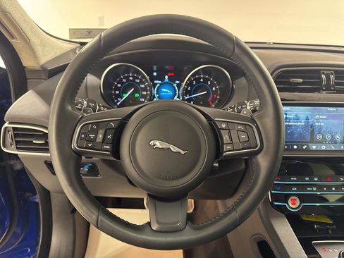 Used 2020 Jaguar F-PACE Premium image 11