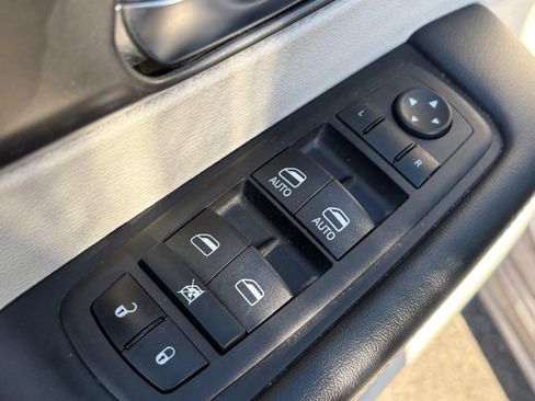 Used 2023 Chrysler Pacifica Touring-L FWD image 16