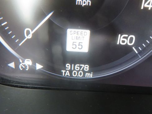 Used 2018 Volvo XC60 T6 Momentum w/ Convenience Package image 19