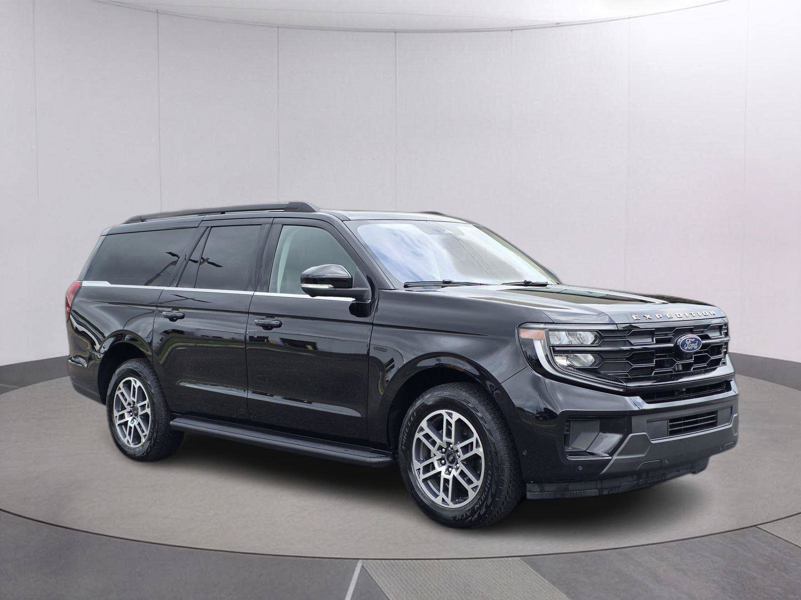 Used 2025 Ford Expedition Max Active AWD/4WD image 3