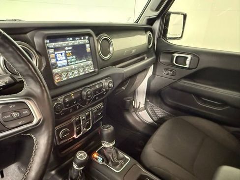 Used 2019 Jeep Wrangler Unlimited Sahara image 39