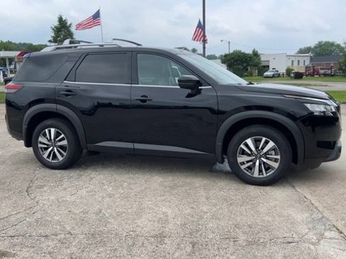 Used 2024 Nissan Pathfinder SL FWD image 2