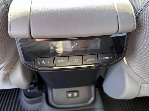 Used 2020 Toyota Highlander L AWD/4WD image 15