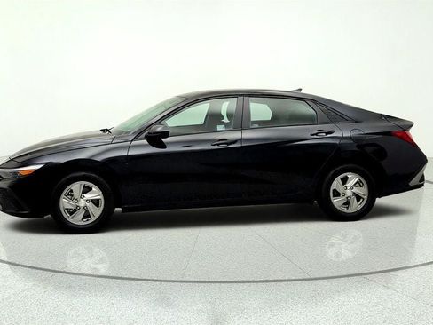 Used 2025 Hyundai Elantra SE w/ Cargo Package FWD image 8