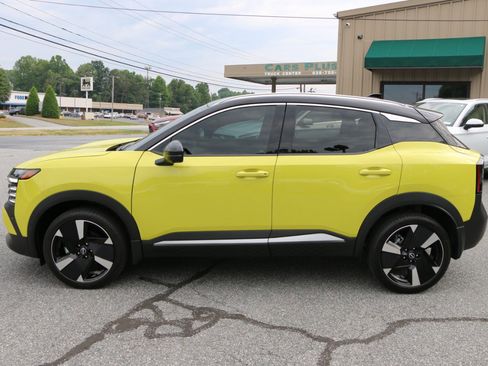 Used 2025 Nissan Kicks SR AWD/4WD image 2