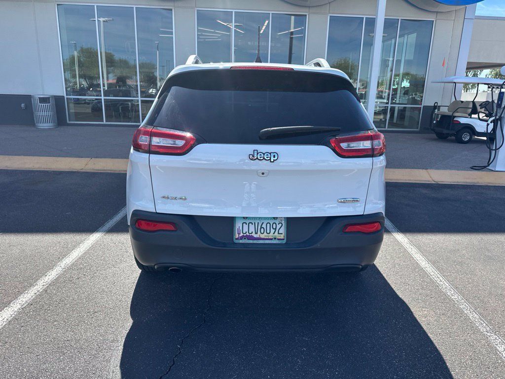 Used 2017 Jeep Cherokee Latitude w/ Cold Weather Group AWD/4WD image 3