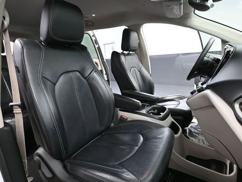 Used 2022 Chrysler Pacifica Touring-L FWD image 47