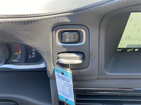 Used 2016 Volvo XC70 T5 Premier w/ Proximity Package image 40