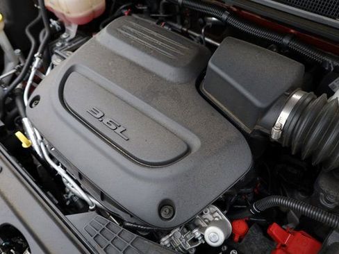 Used 2025 Chrysler Pacifica Limited image 11