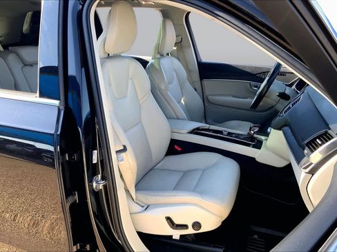 Used 2020 Volvo XC90 T5 Momentum w/ Protection Package Premier FWD image 9