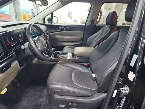 Used 2025 Kia Carnival FWD image 5