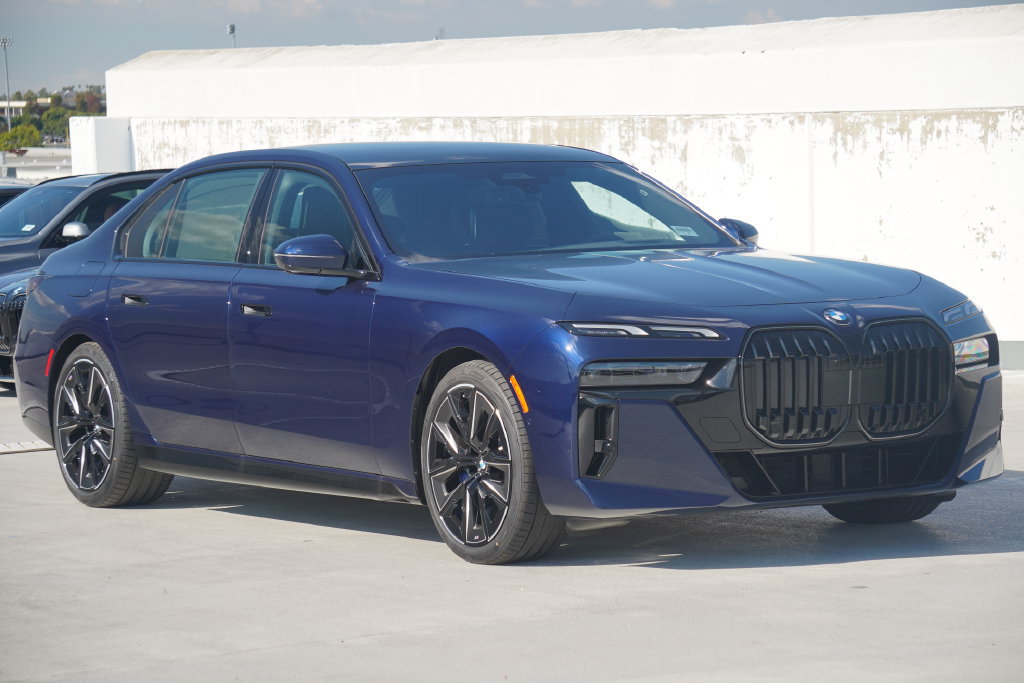 Used 2026 BMW 740i w/ Premium Package RWD image 3