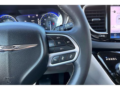 Used 2024 Chrysler Pacifica Touring-L FWD image 12