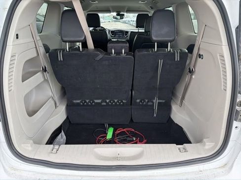 Used 2024 Chrysler Pacifica Touring-L image 6