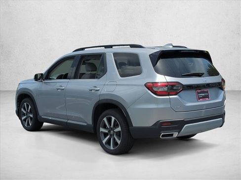 Used 2025 Honda Pilot Touring image 8