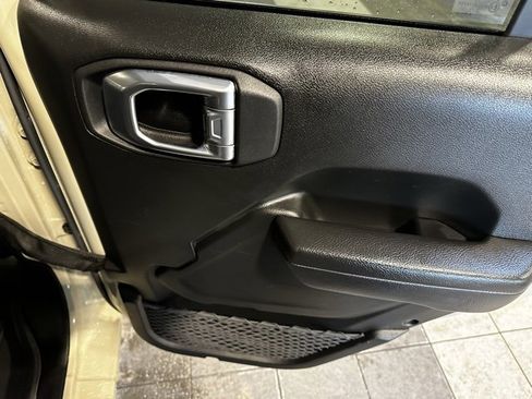 Used 2022 Jeep Gladiator Sport image 14