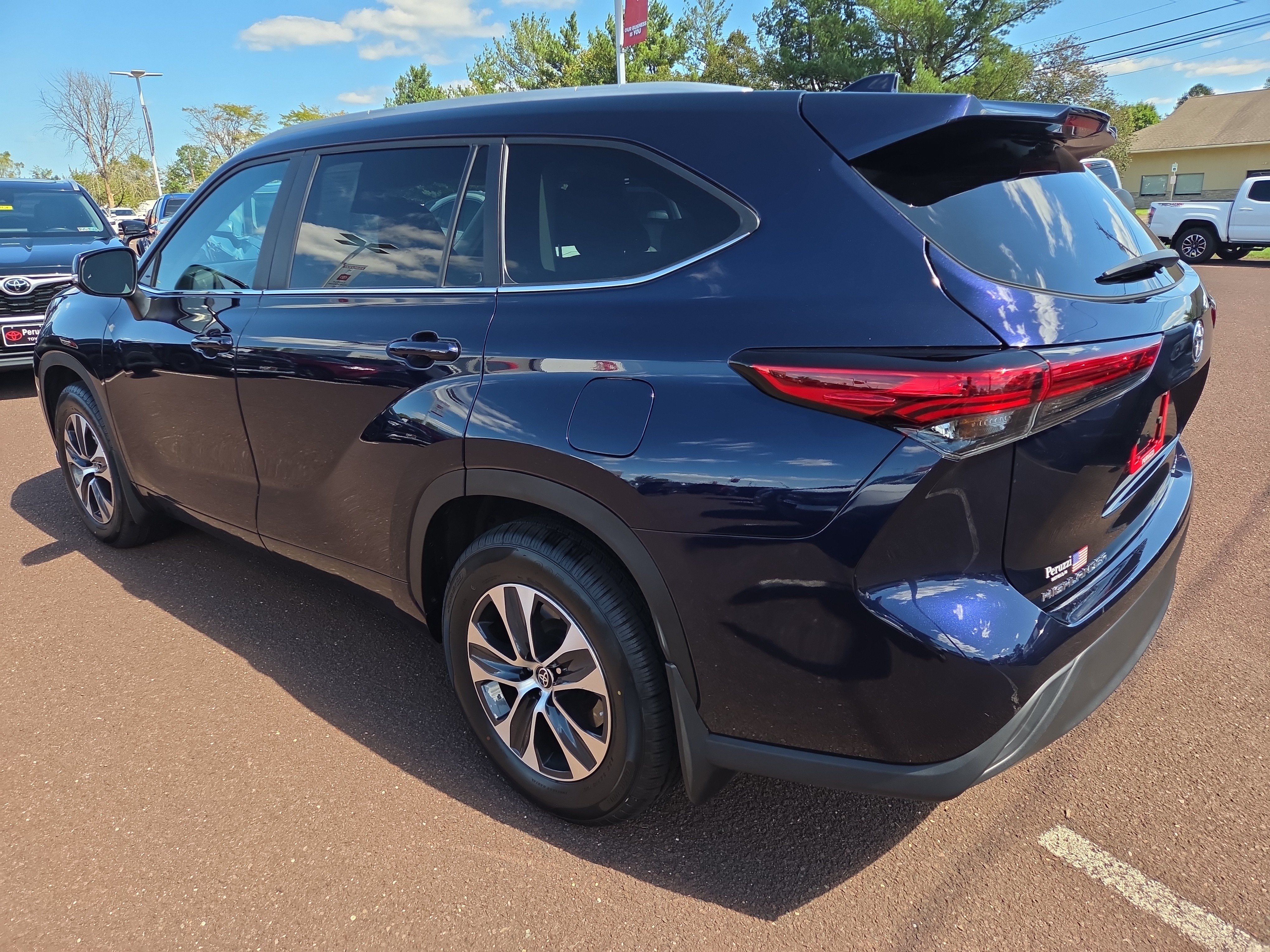 Used 2023 Toyota Highlander XLE AWD/4WD image 5