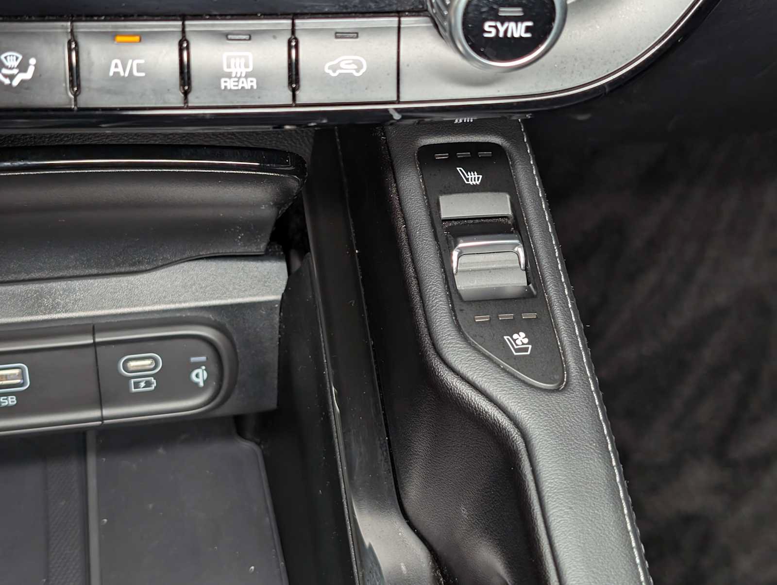Used 2024 Kia Telluride EX w/ EX Captain's Chair Package AWD/4WD image 32