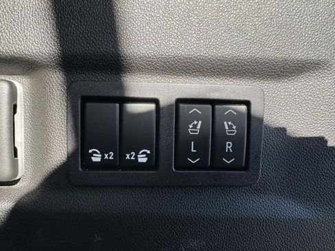 Used 2022 Chevrolet Suburban LT w/ Luxury Package image 17