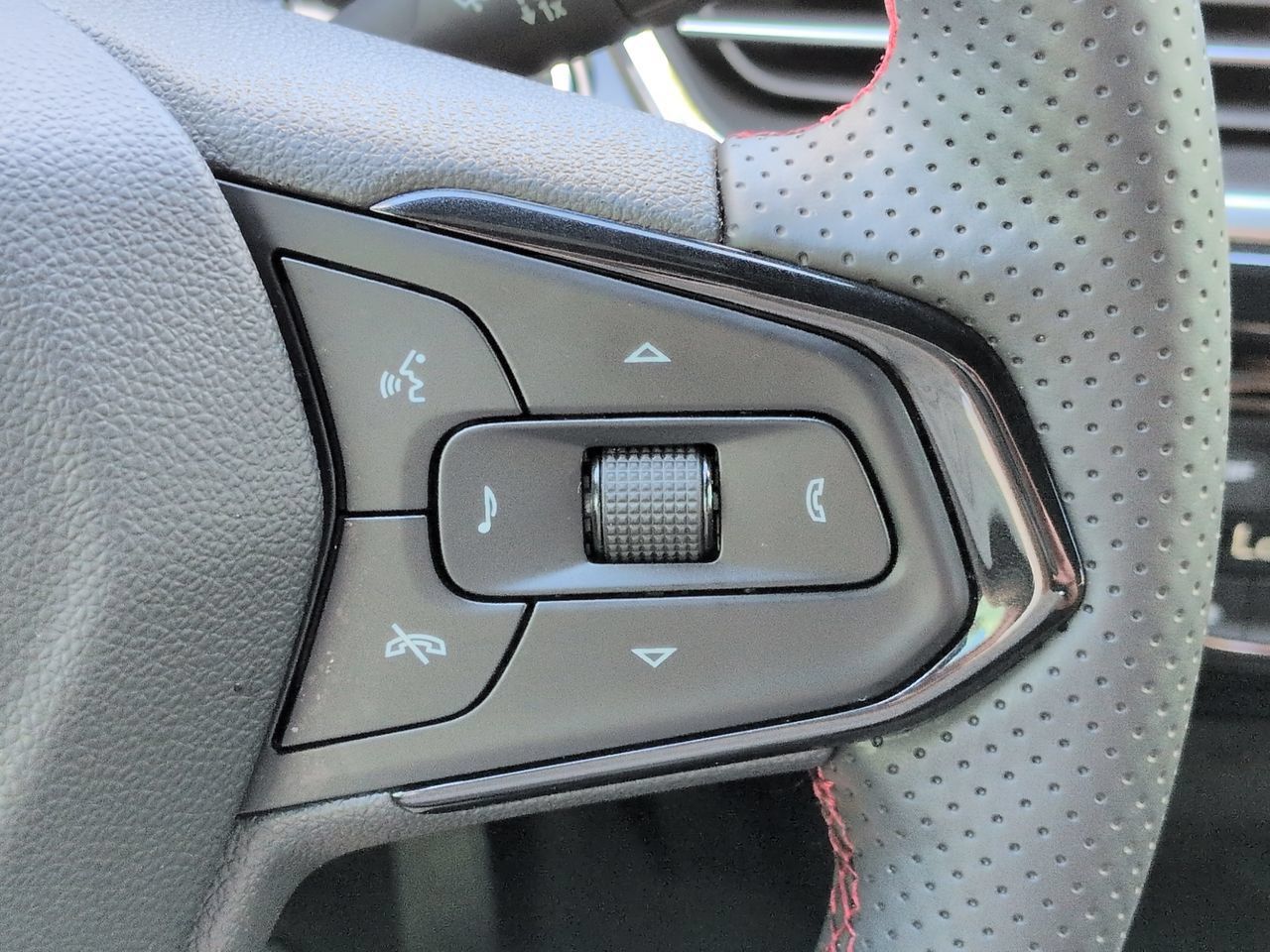 Used 2025 Chevrolet Trax RS w/ Sunroof Package FWD image 26