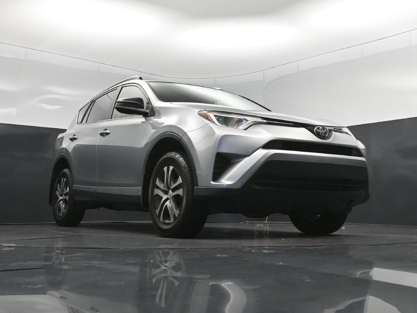 Used 2018 Toyota RAV4 LE FWD image 44
