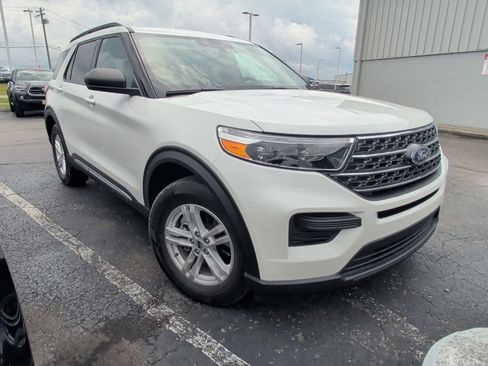 Used 2024 Ford Explorer XLT RWD image 3