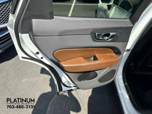 Used 2019 Volvo XC60 T5 Momentum w/ Multimedia Package AWD/4WD image 17