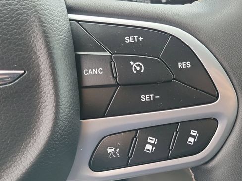 Used 2024 Chrysler Pacifica Limited FWD image 9