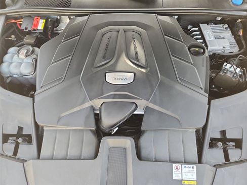 Used 2022 Porsche Cayenne AWD/4WD image 30