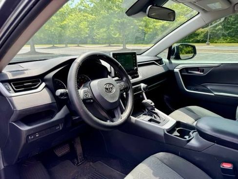 Used 2021 Toyota RAV4 XLE w/ Convenience Package FWD image 20