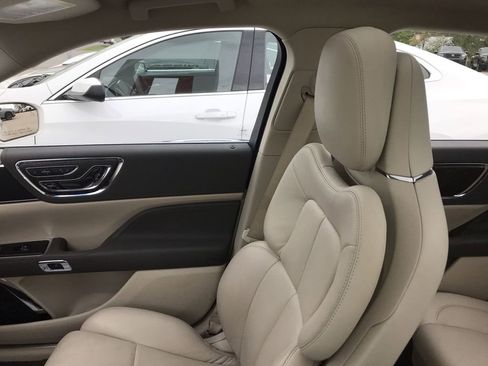 Used 2019 Lincoln Continental Select w/ Continental Climate Package image 24